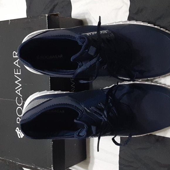 Im selling a blue pair of rocawear walking shoe there very comfortable size11 . - Picture 5 of 8